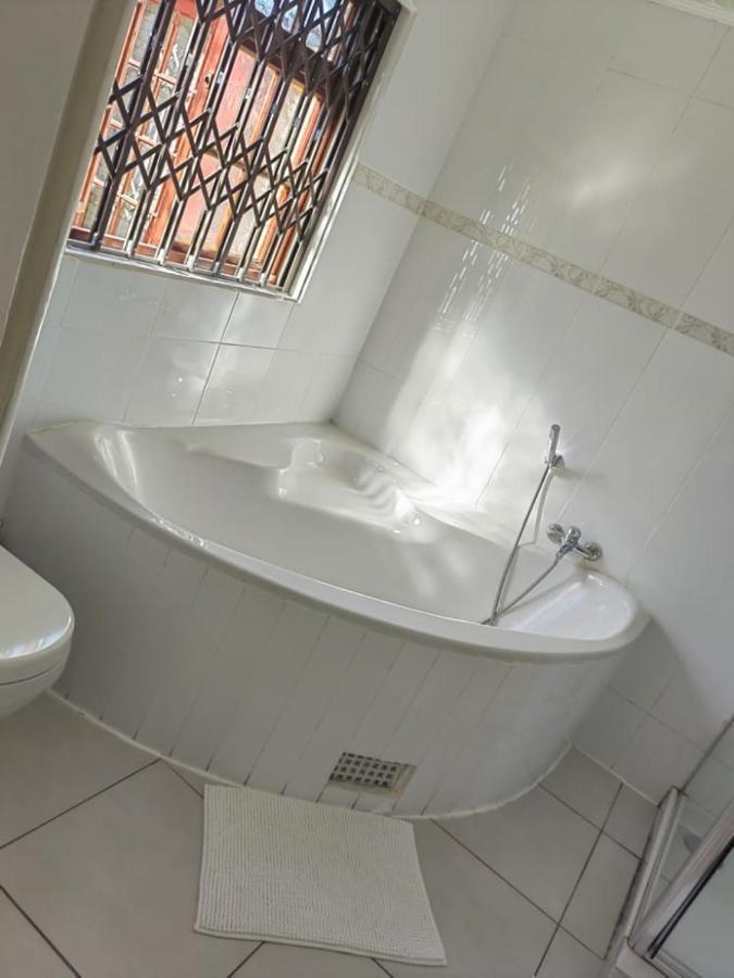 Obaa Sima Guest House Mtatha Exteriör bild